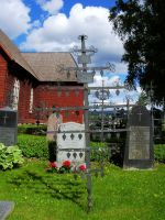 113 Kirche von Ekshaerad_Lebensbaeume auf dem Friedhof